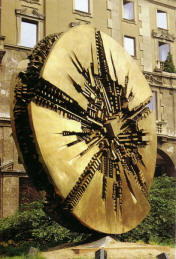 Scultura di Arnaldo Pomodoro