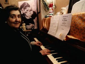 Alda Merini al pianoforte