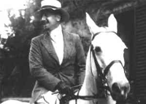 Gabriele D'Annunzio a cavallo