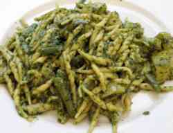 Piatto di trofie al pesto